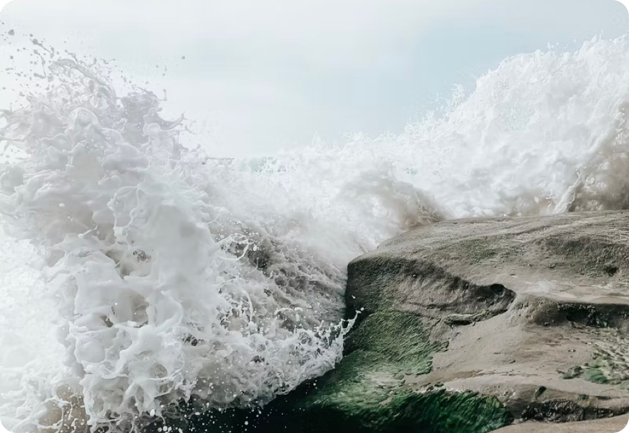 Vague imposante en pleine mer, symbolisant les défis des troubles et addictions traités à la Clinique Belmont.