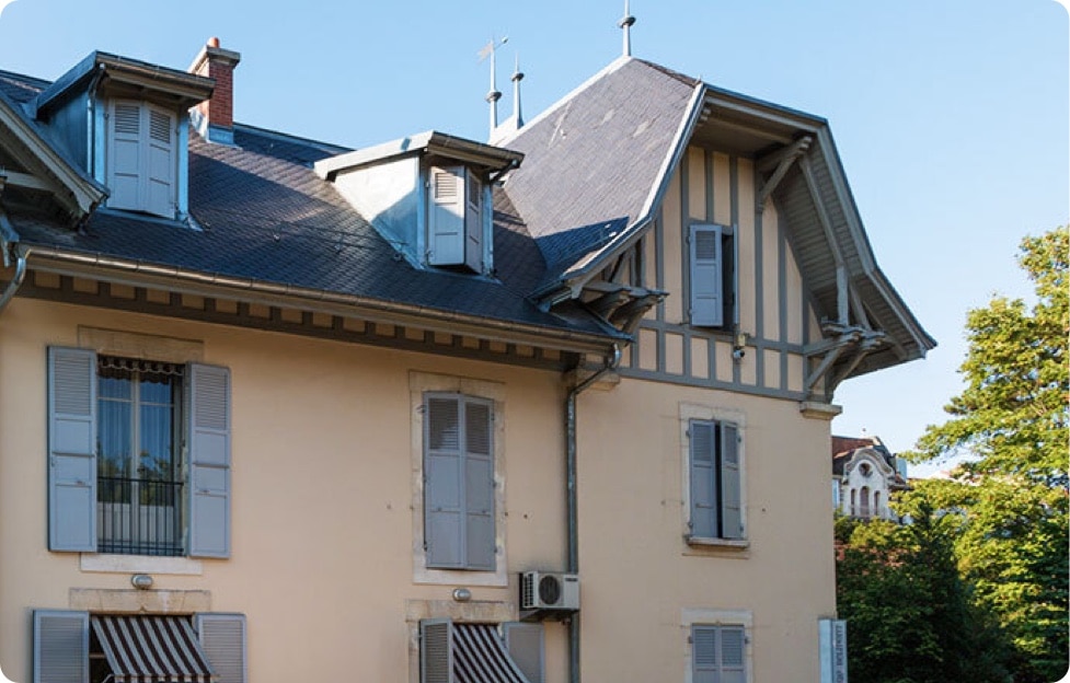 Façade de la Clinique Belmont avec son équipe médicale et thérapeutique dédiée au bien-être des patients.