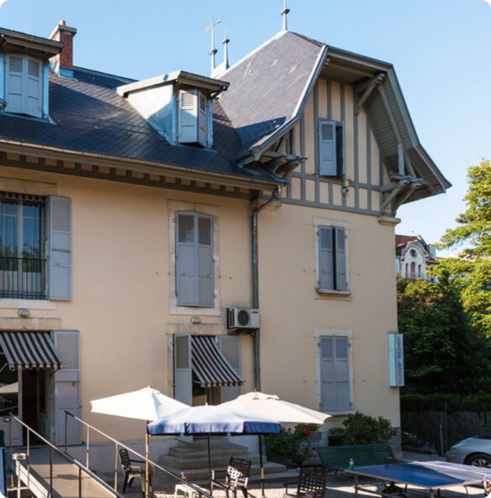 Vue extérieure de la Clinique Belmont, centre spécialisé dans le traitement des addictions