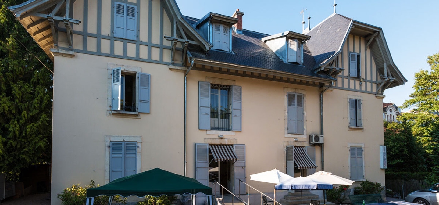 Vue extérieure de la Clinique Belmont, un centre de thérapie cognitivo-comportementale en Suisse.
